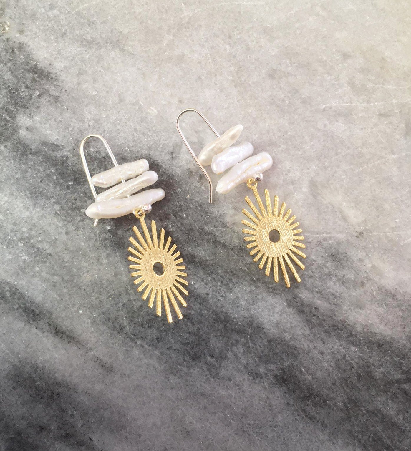 Meli earrings, brass, pearl and silver hooks