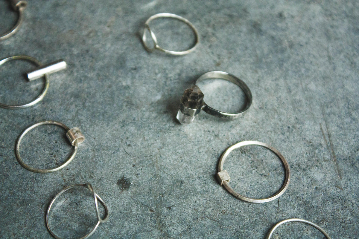 Stapelring van sterling zilver met 14k gouden cirkel
