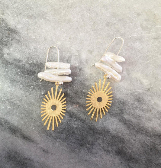 Meli earrings, brass, pearl and silver hooks