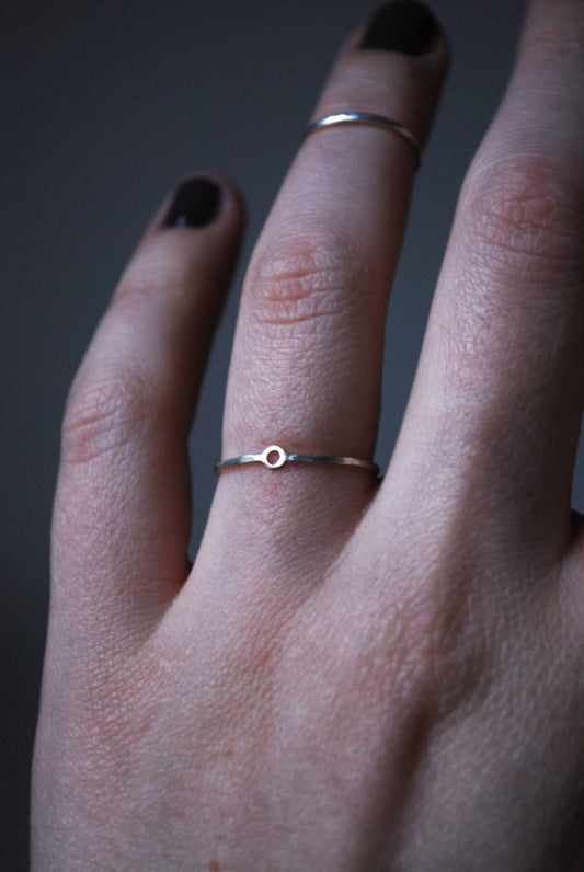 Stapelring van sterling zilver met 14k gouden cirkel