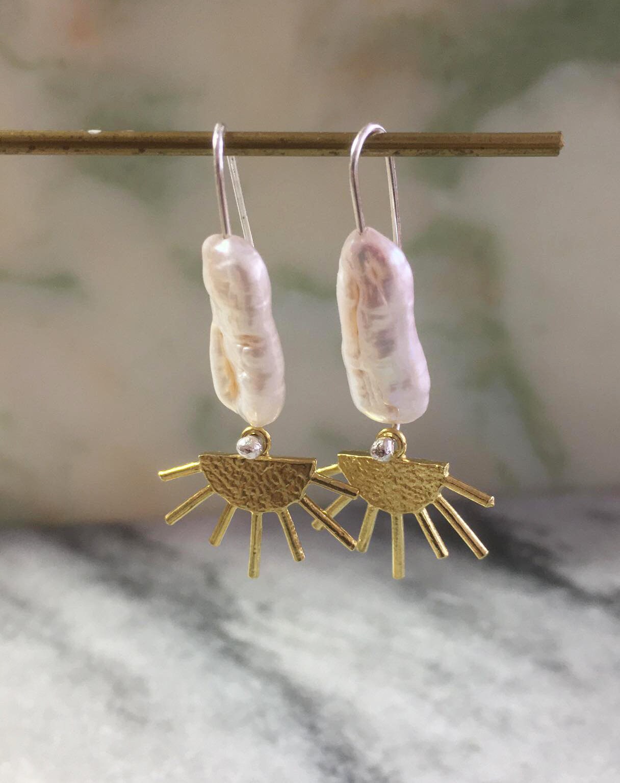 Sola earrings, brass, pearl and silver hooks