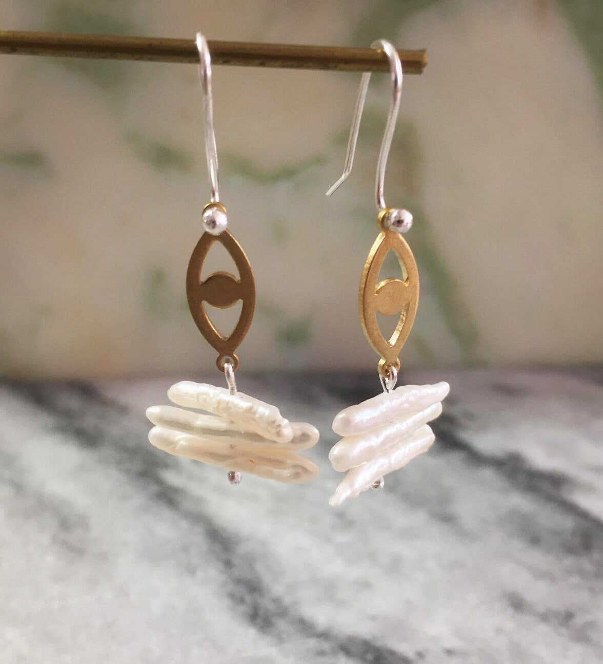 Lyra earrings, brass, pearl and silver hooks