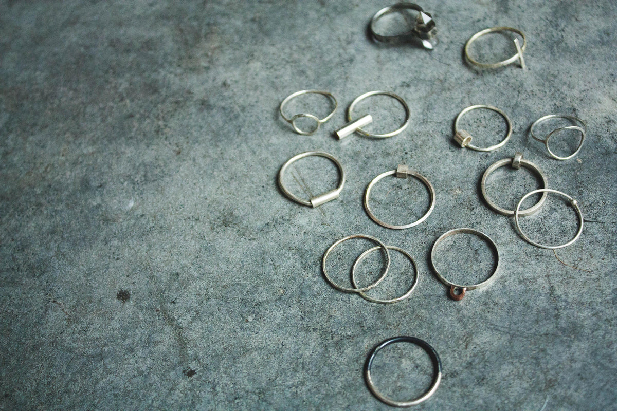 Stapelring van sterling zilver met 14k gouden cirkel
