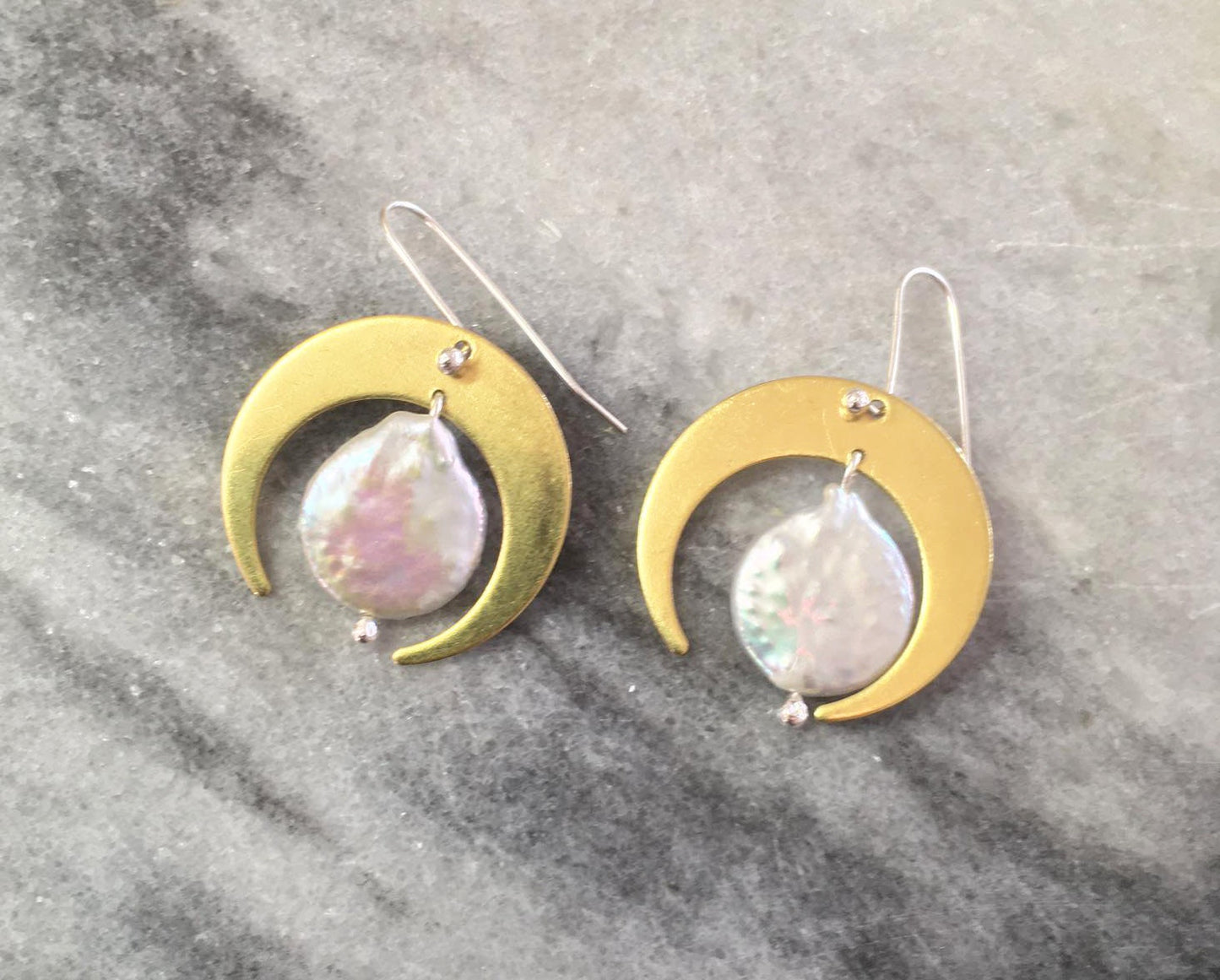 Maci earrings, brass, pearl and silver hooks