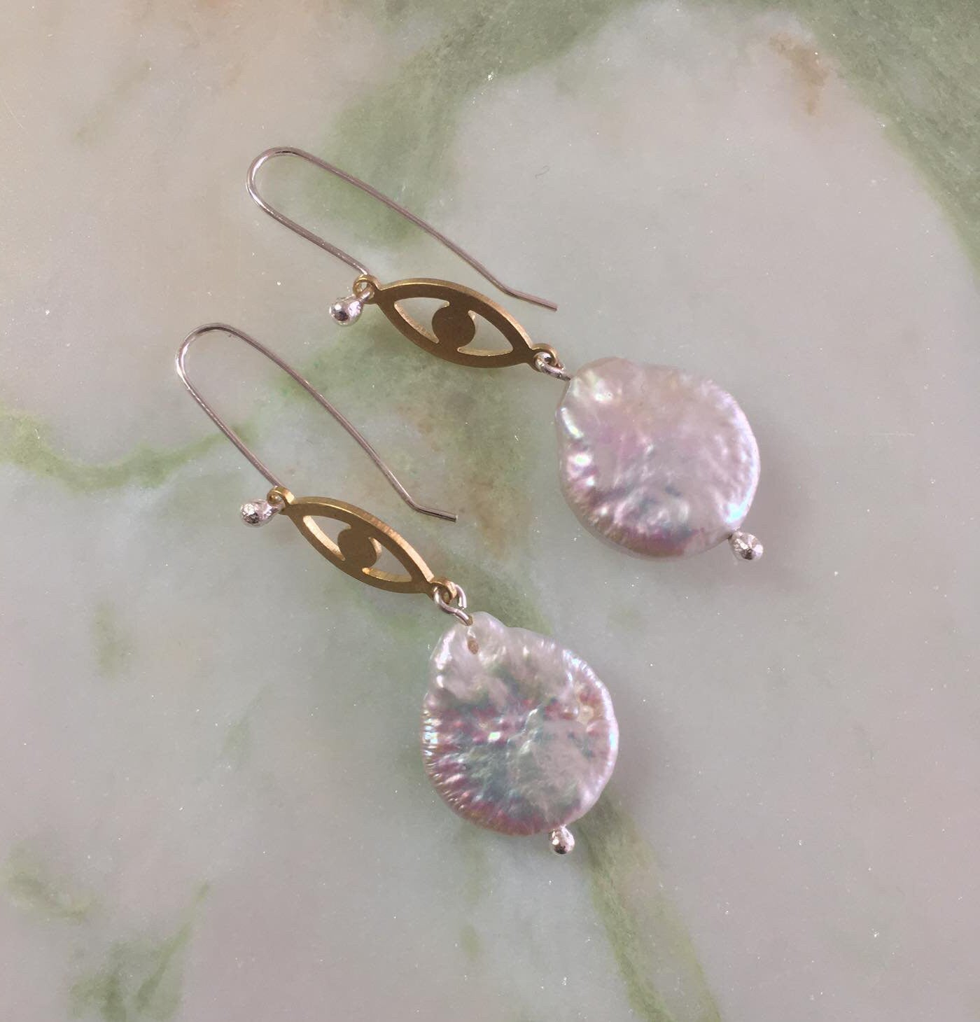 Lumi earrings, brass, pearl and silver hooks