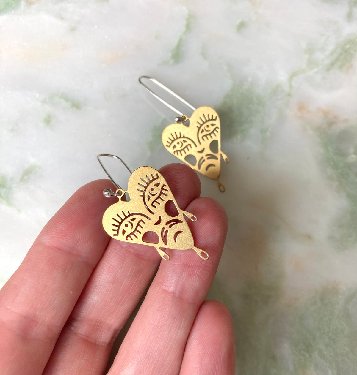 Raul oorbellen | Messing en Eco sterling zilveren bloedend hart planchette oorbellen