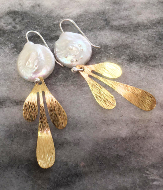 Rani earrings, brass, pearl and silver hooks