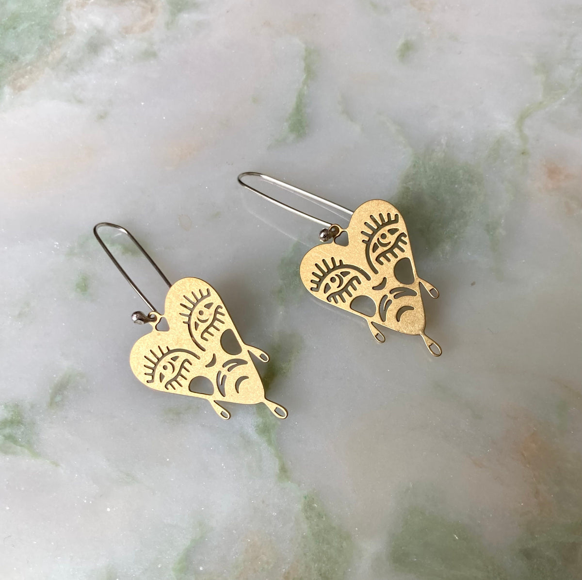Raul oorbellen | Messing en Eco sterling zilveren bloedend hart planchette oorbellen