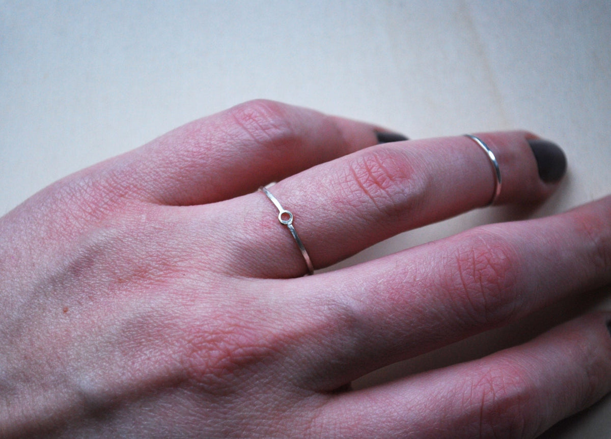 Stapelring van sterling zilver met 14k gouden cirkel
