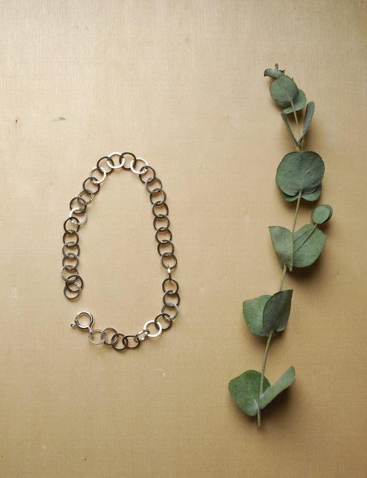 Round bracelet, square wire links