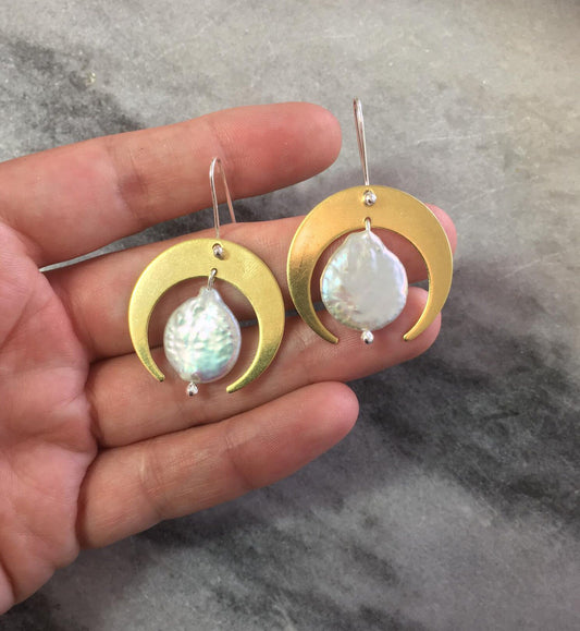 Maci earrings, brass, pearl and silver hooks