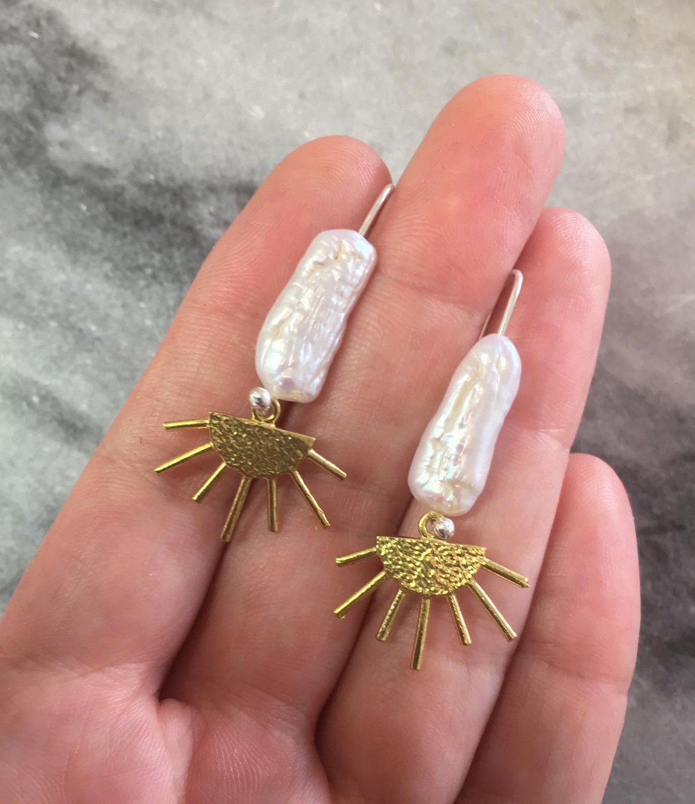 Sola earrings, brass, pearl and silver hooks