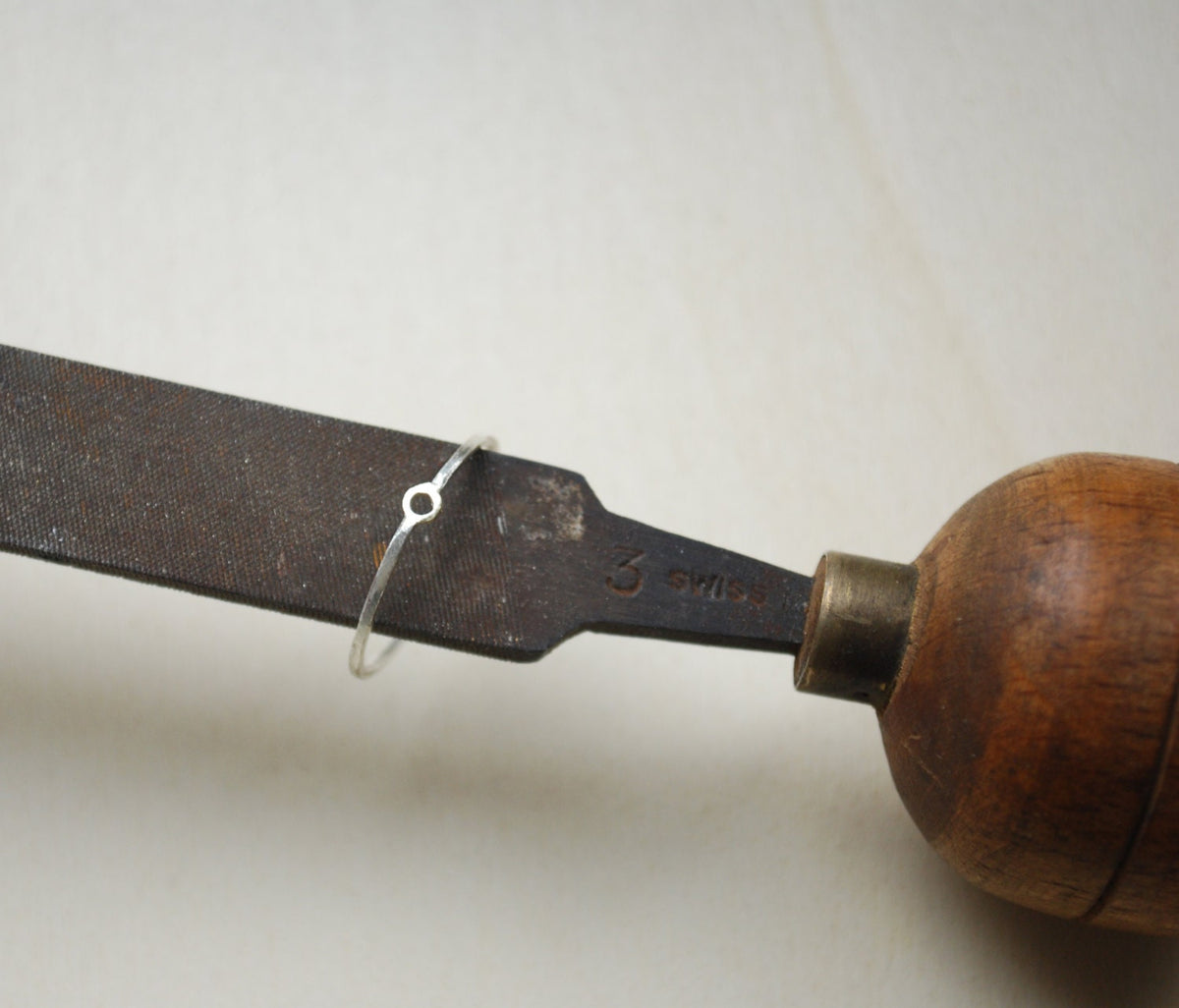 Stapelring van sterling zilver met 14k gouden cirkel