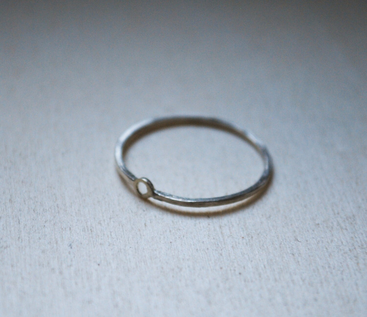 Stapelring van sterling zilver met 14k gouden cirkel