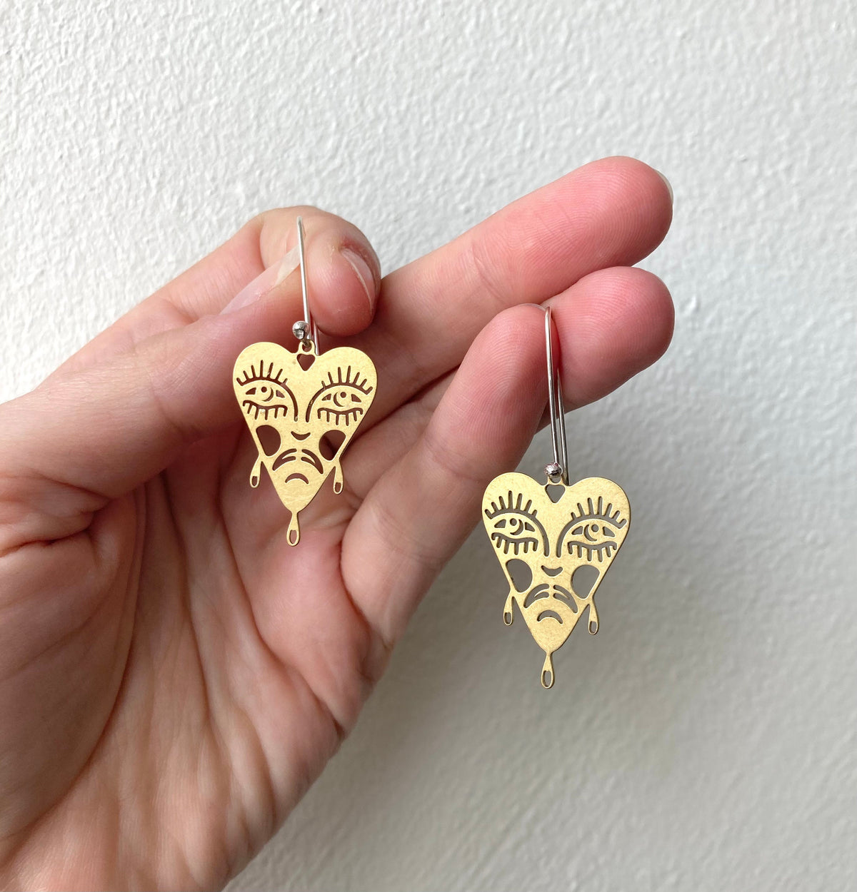 Raul oorbellen | Messing en Eco sterling zilveren bloedend hart planchette oorbellen