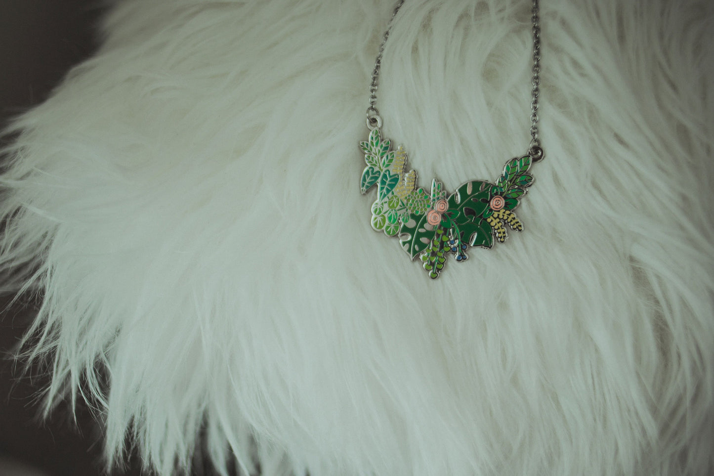 Plant bunting collar necklace